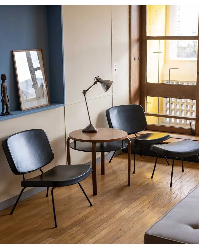 Hébergement Le Corbusier, dans la Cité Radieuse : chaises, table ronde et fenêtre sur la ville.