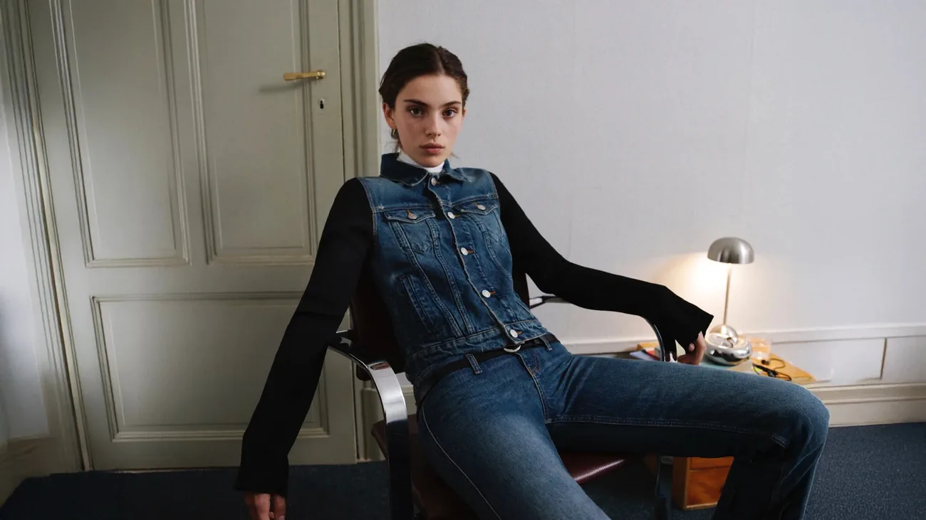 Image éditoriale du journal de Jogging : une femme en veste en jean assise dans un intérieur marseillais.