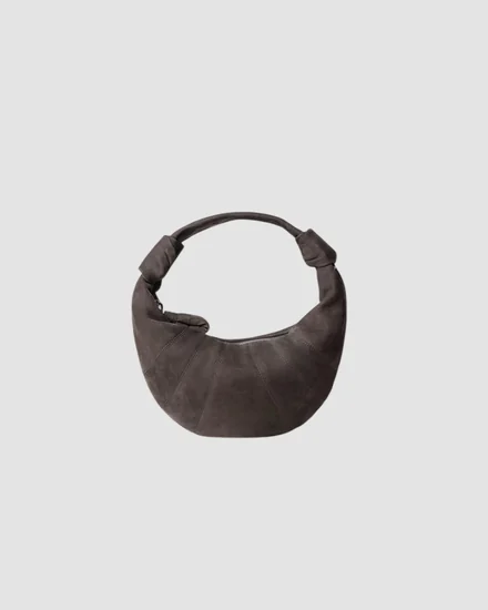 Mini Fortune Croissant Bag Lemaire, Ebony Brown, disponible à 790 €.