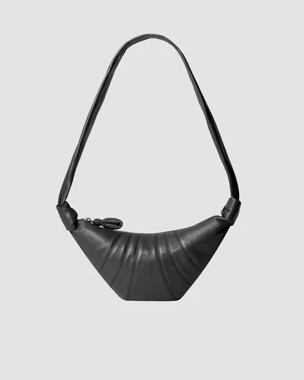Small Croissant Bag Lemaire, noir, disponible à 990 €.