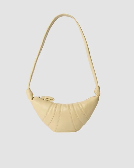 Small Croissant Bag Lemaire, Sesame, disponible à 990 €.