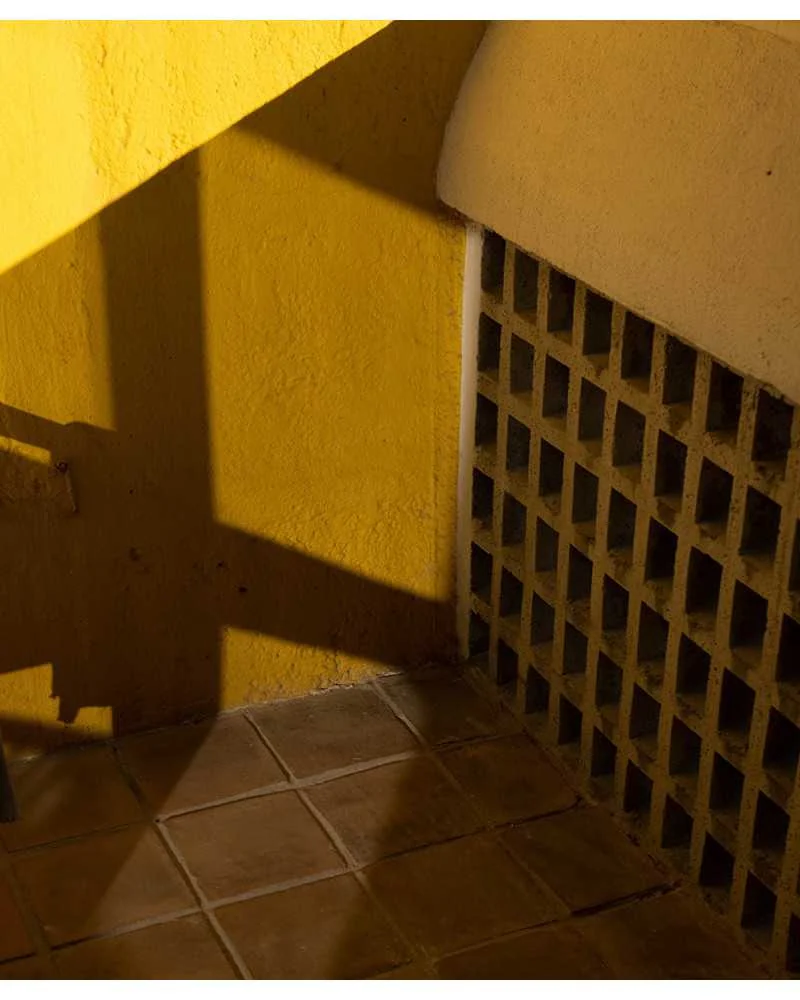 Détail jaune d'une loggia de la Cité Radieuse, ombre portée sur le claustra.