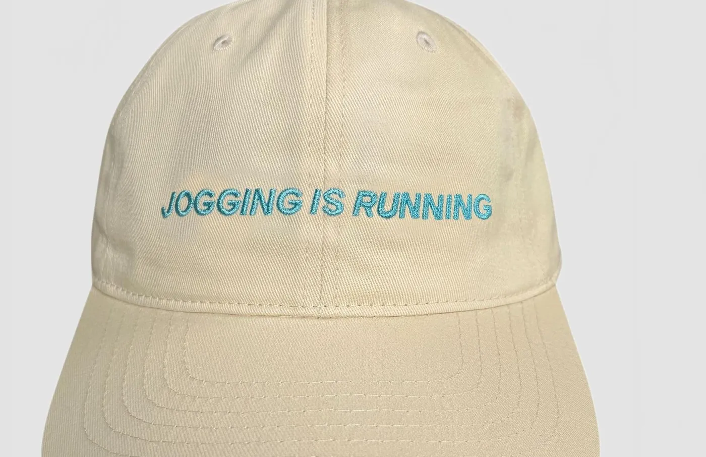 Détail de la casquette Jogging Is Runng : la broderie « JOGGING IS RUNNING ».