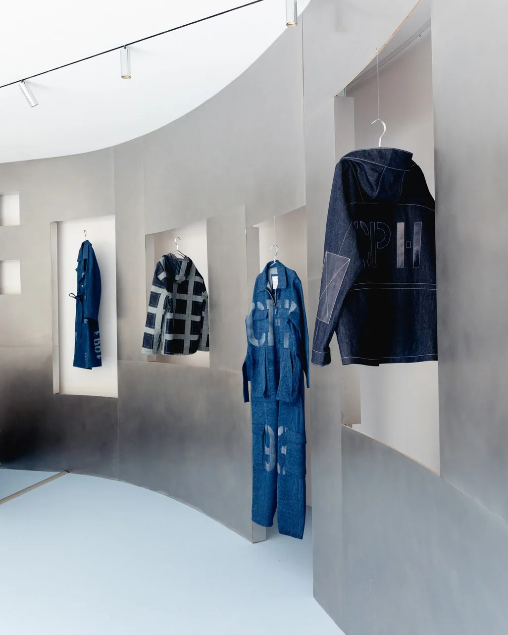Samsøe Samsøe, avec Garance Vallée et Franck Pellegrino : installation et pièces de denim retravaillées, Paris, juin 2026.